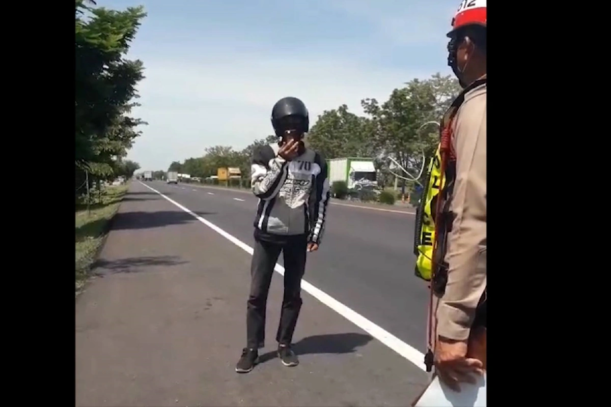 หนุ่มบิ๊กไบค์เมายาบ้าเจอด่านยกมือถือถ่ายคลิปหวังไม่ถูกจับ