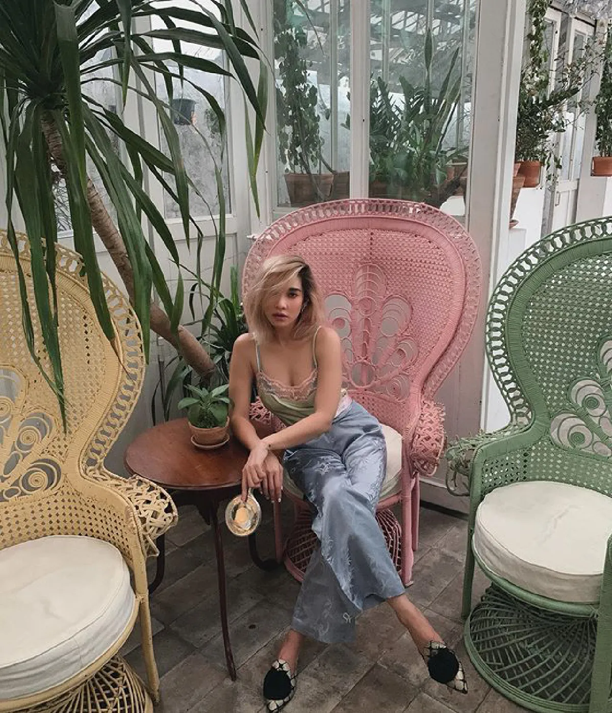 คุณมัมแซ่บมาก! พลอย เฌอมาลย์ ในชุดเกาะอกสีม่วงตัวจิ๋วเที่ยวทะเล