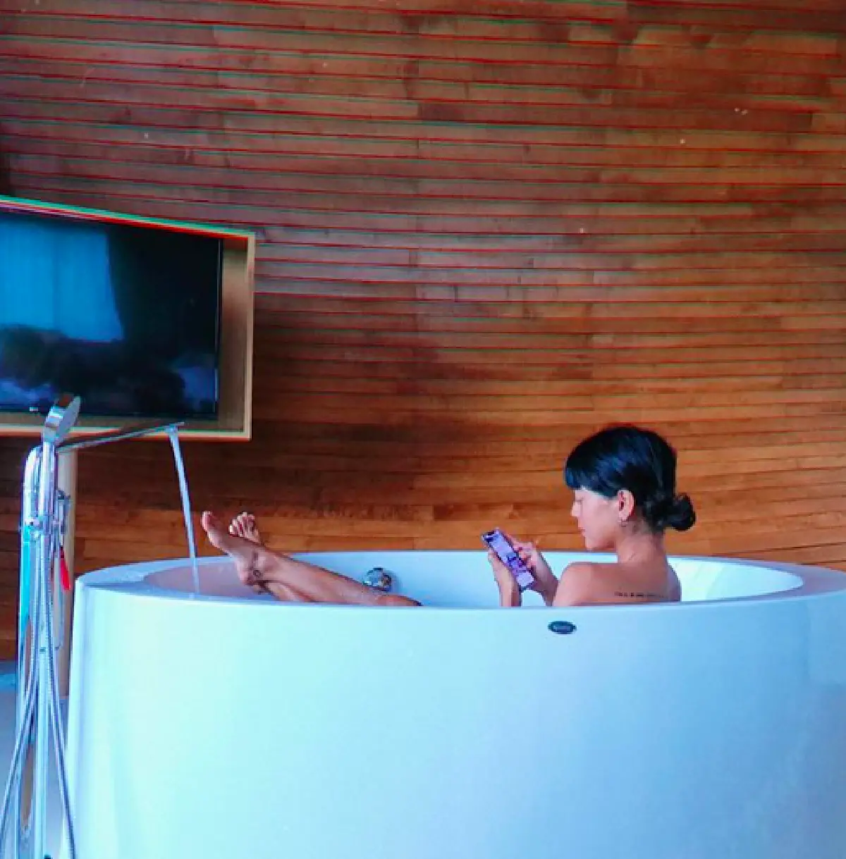 “สายป่าน-วุฒิ” ควงแขนฉลองครบรอบแต่งงาน 1 ปีที่ภูเก็ต โชว์จุ๊บหวานๆ ในสระน้ำ