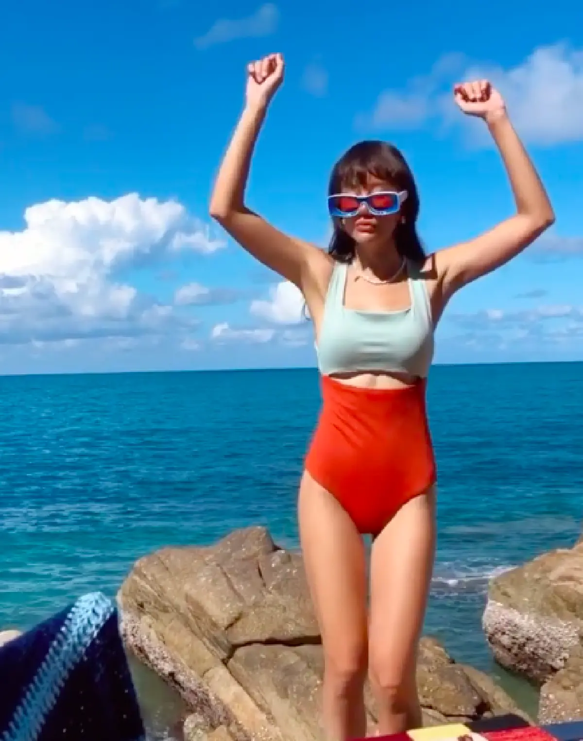 “นท เดอะสตาร์” อวดหุ่นงามๆ นุ่งชุดว่ายน้ำยืนเต้นอยู่บนโขดหิน