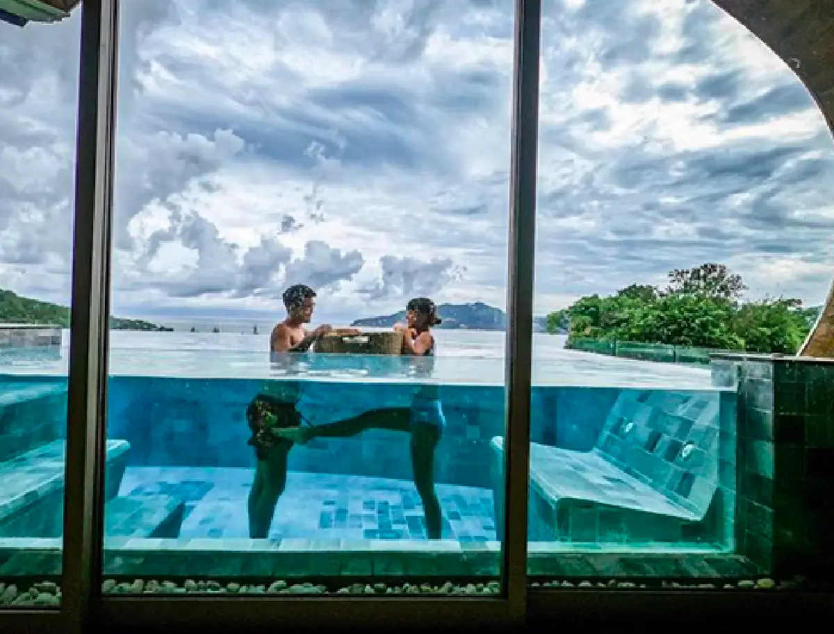 “สายป่าน-วุฒิ” ควงแขนฉลองครบรอบแต่งงาน 1 ปีที่ภูเก็ต โชว์จุ๊บหวานๆ ในสระน้ำ