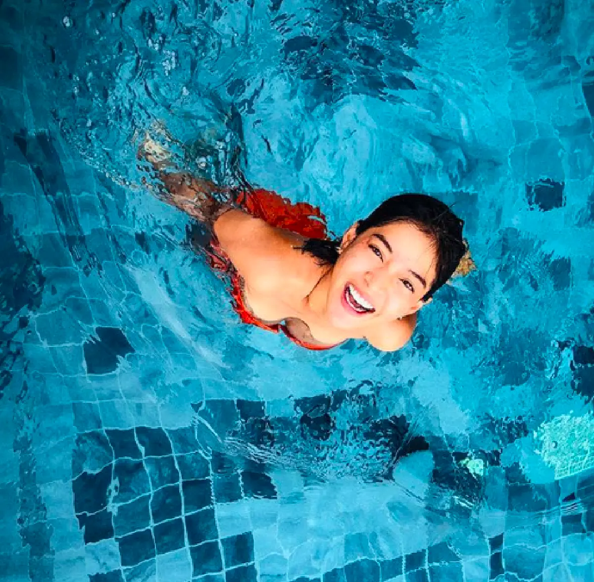 “สายป่าน-วุฒิ” ควงแขนฉลองครบรอบแต่งงาน 1 ปีที่ภูเก็ต โชว์จุ๊บหวานๆ ในสระน้ำ