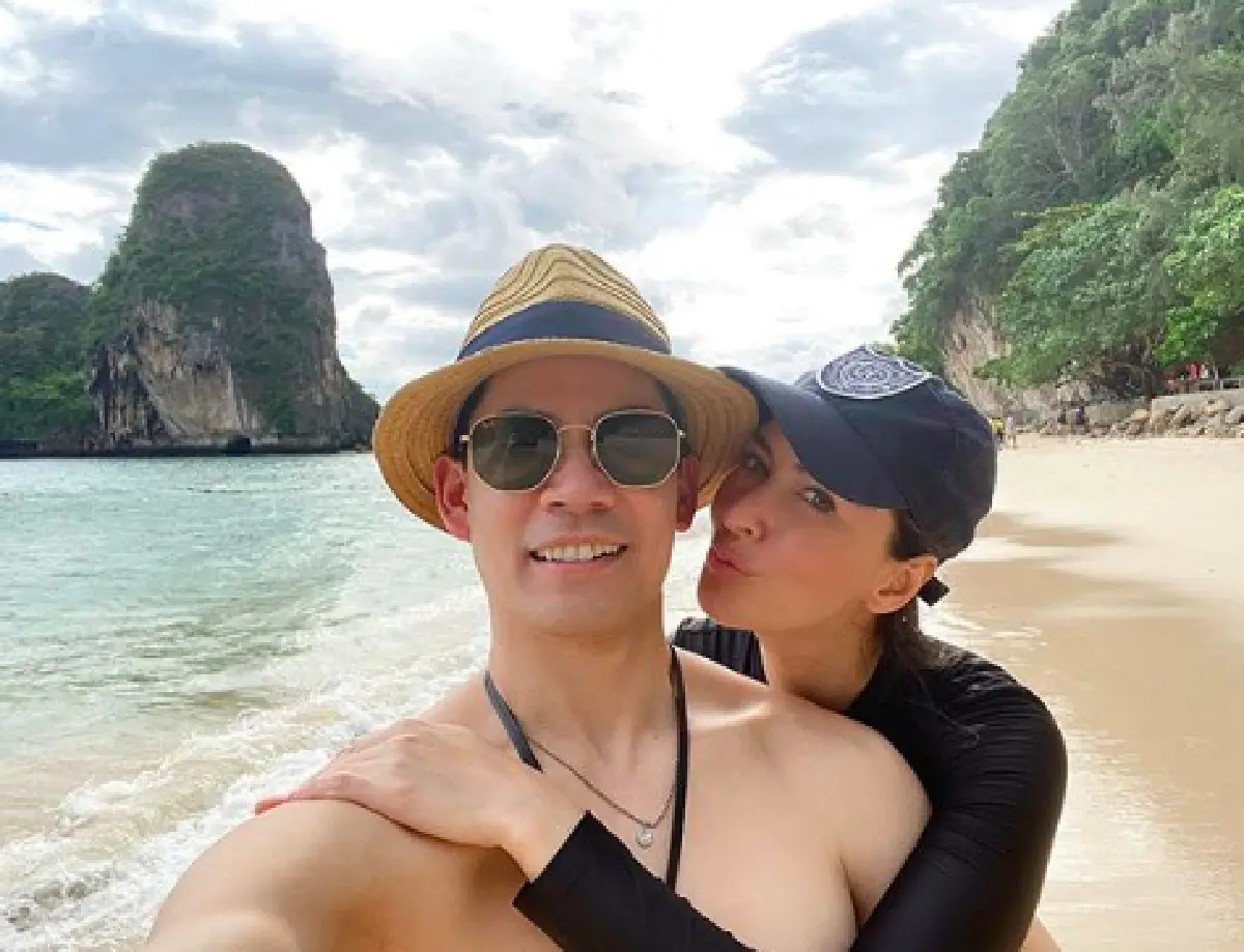 “ศรีริต้า-กรณ์“ ควงแขนเที่ยวทะเล พร้อมพากันอวดหุ่นเซี้ยะในชุดว่าย