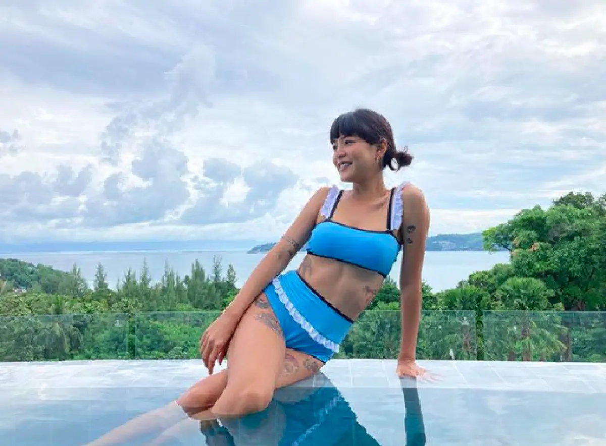 “สายป่าน-วุฒิ” ควงแขนฉลองครบรอบแต่งงาน 1 ปีที่ภูเก็ต โชว์จุ๊บหวานๆ ในสระน้ำ