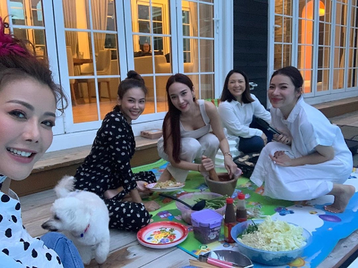 ทางของแม่! “อั้ม พัชราภา” แท็กทีมเพื่อน บุกบ้าน “ต้นหอม” ปาร์ตี้ส้มตำ 
