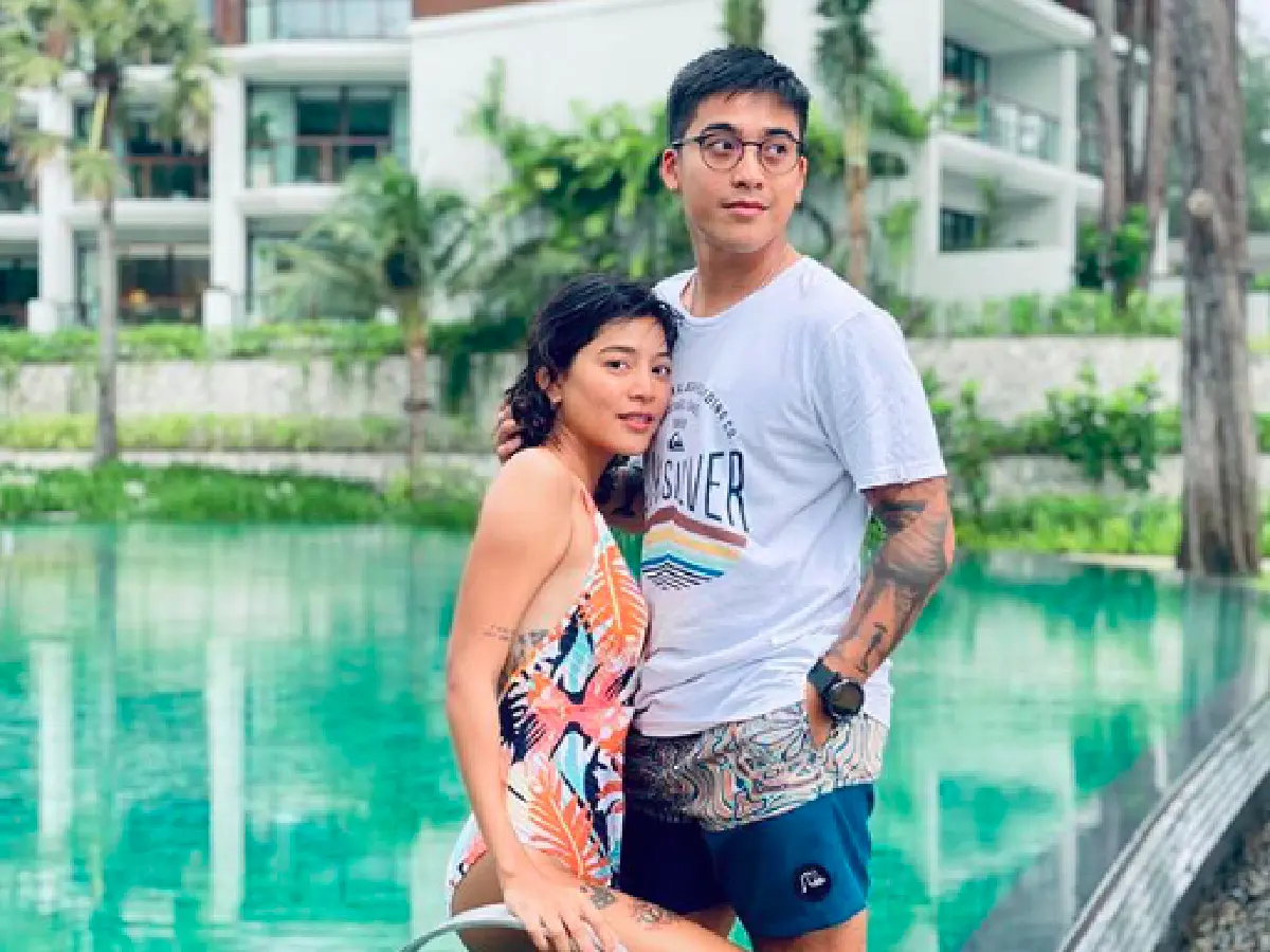 “สายป่าน-วุฒิ” ควงแขนฉลองครบรอบแต่งงาน 1 ปีที่ภูเก็ต โชว์จุ๊บหวานๆ ในสระน้ำ