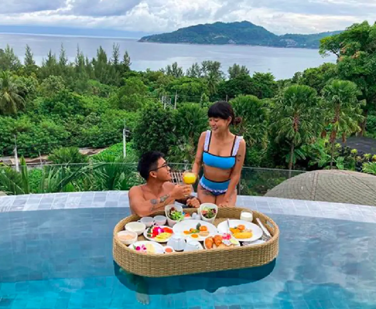 “สายป่าน-วุฒิ” ควงแขนฉลองครบรอบแต่งงาน 1 ปีที่ภูเก็ต โชว์จุ๊บหวานๆ ในสระน้ำ