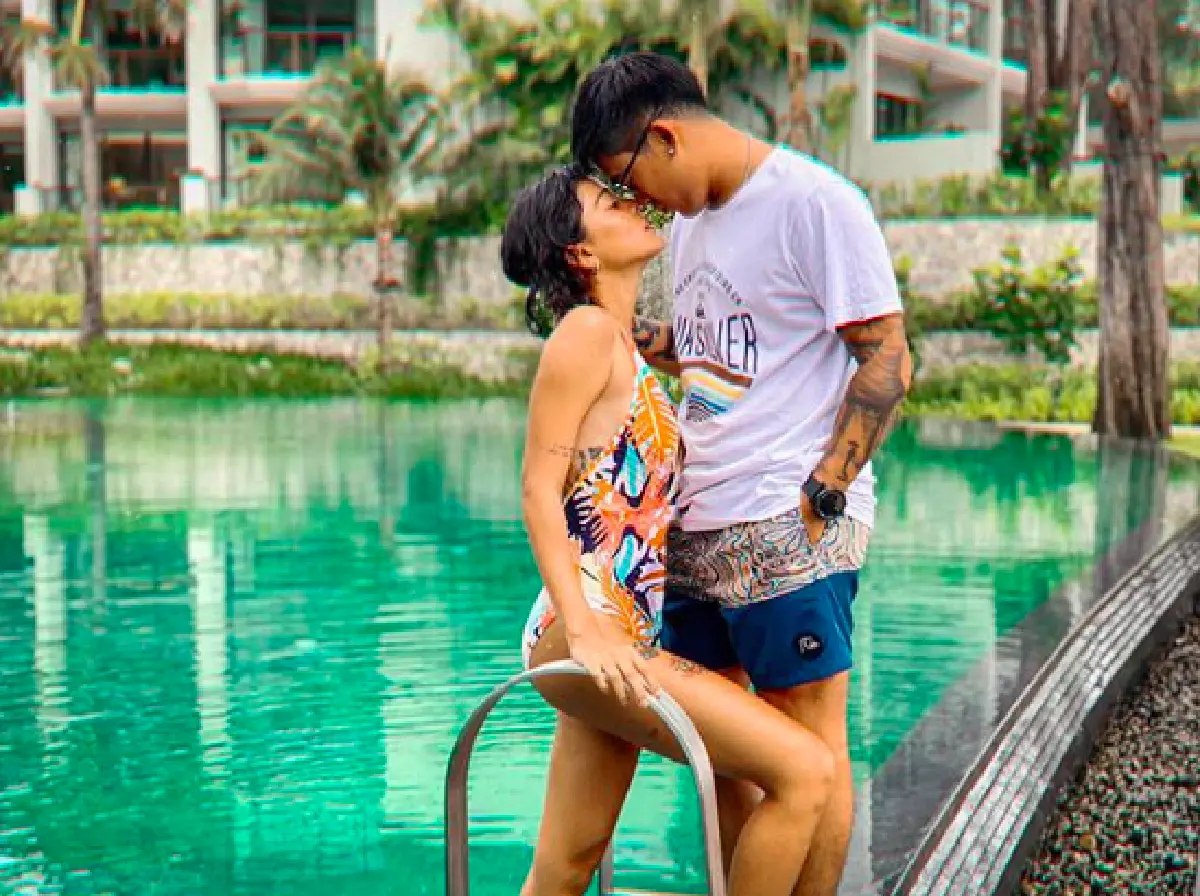 “สายป่าน-วุฒิ” ควงแขนฉลองครบรอบแต่งงาน 1 ปีที่ภูเก็ต โชว์จุ๊บหวานๆ ในสระน้ำ