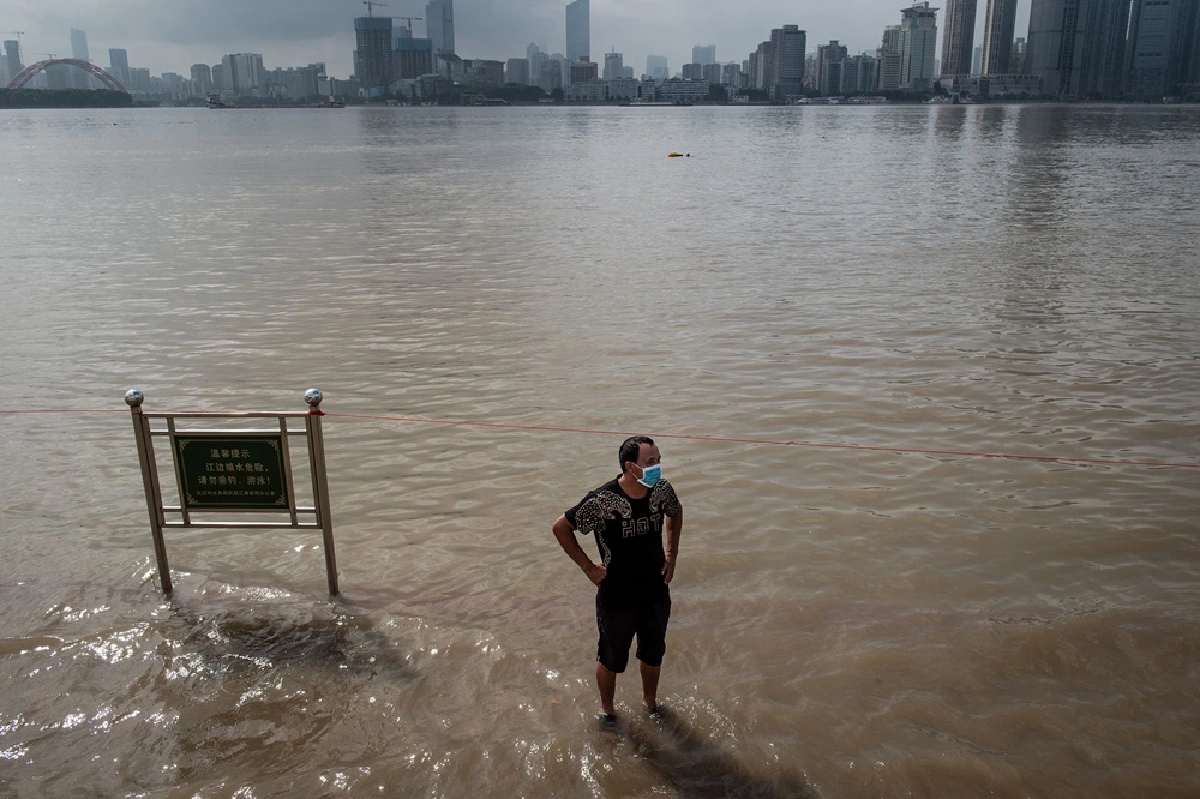 จีนเตือนภัยน้ำท่วมเกือบสูงสุด อู่ฮั่นเคราะห์ซ้ำเจอภัยธรรมชาติกระหน่ำ
