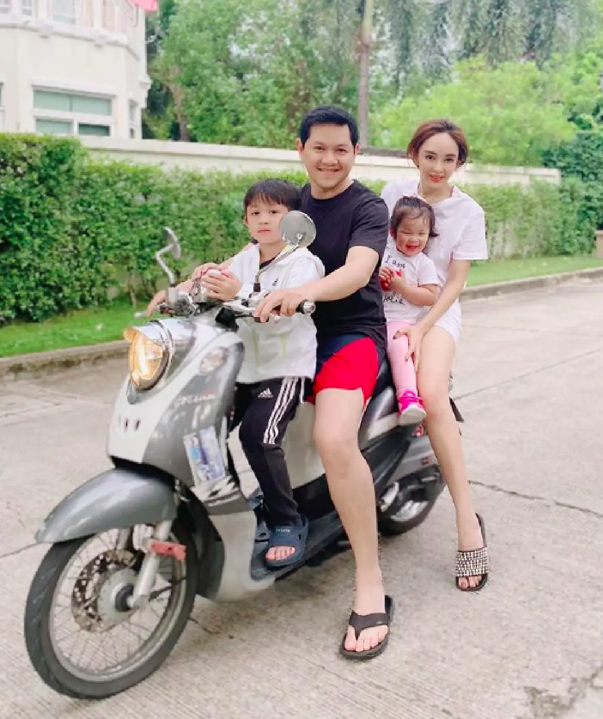 “เป้ย ปานวาด” หอบหลักฐานเข้าปรึกษา “ทนายเจมส์” จ่อฟ้องคดีครอบครัว!