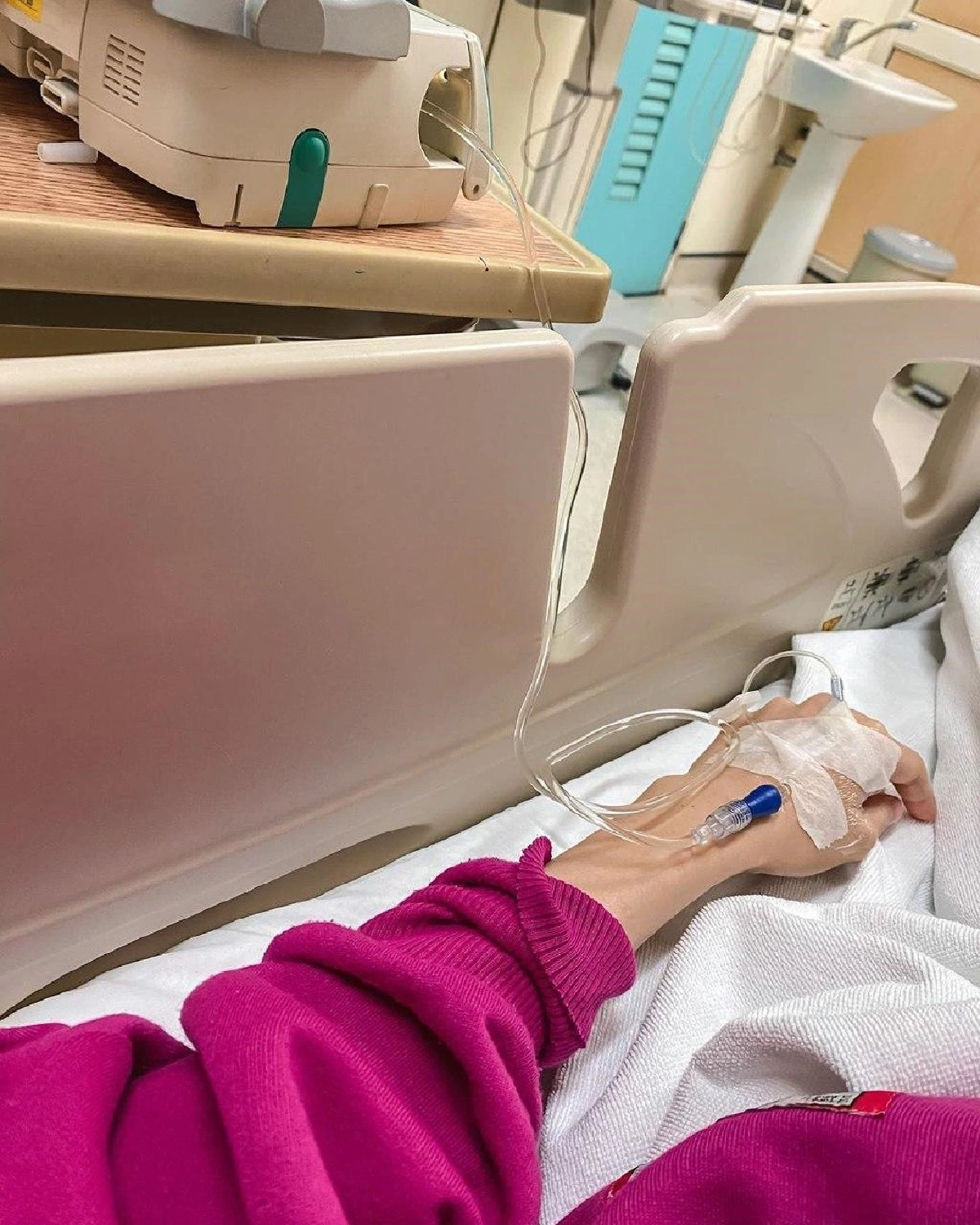 “แก้ว จริญญา” ถูกหามส่งรพ. หลังมีไข้สูงถึง 39 แต่ยังฝืนทำงานไปเซไป