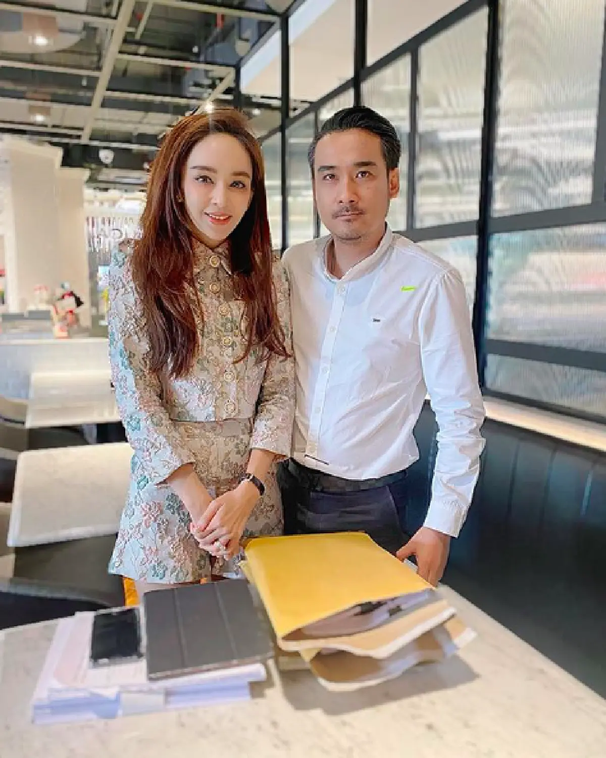 “เป้ย ปานวาด” หอบหลักฐานเข้าปรึกษา “ทนายเจมส์” จ่อฟ้องคดีครอบครัว!