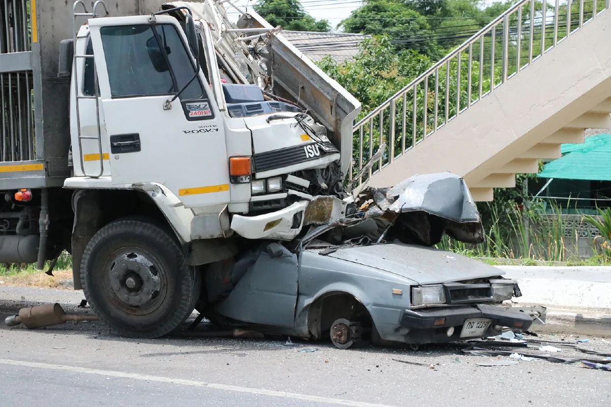 รอดตายปาฏิหาริย์ลงรถส่องพระไม่ถึง 10 วินาทีสิบล้อขยี้เละทั้งคัน