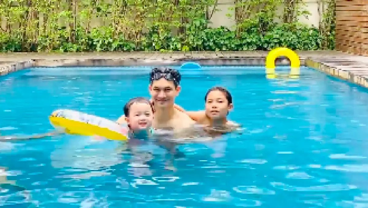  “สายฟ้า-พายุ” พากันเที่ยวบ้าน “ลุงเคน ธีรเดช” ทั้งเล่นสเกตบอร์ด-ว่ายน้ำ