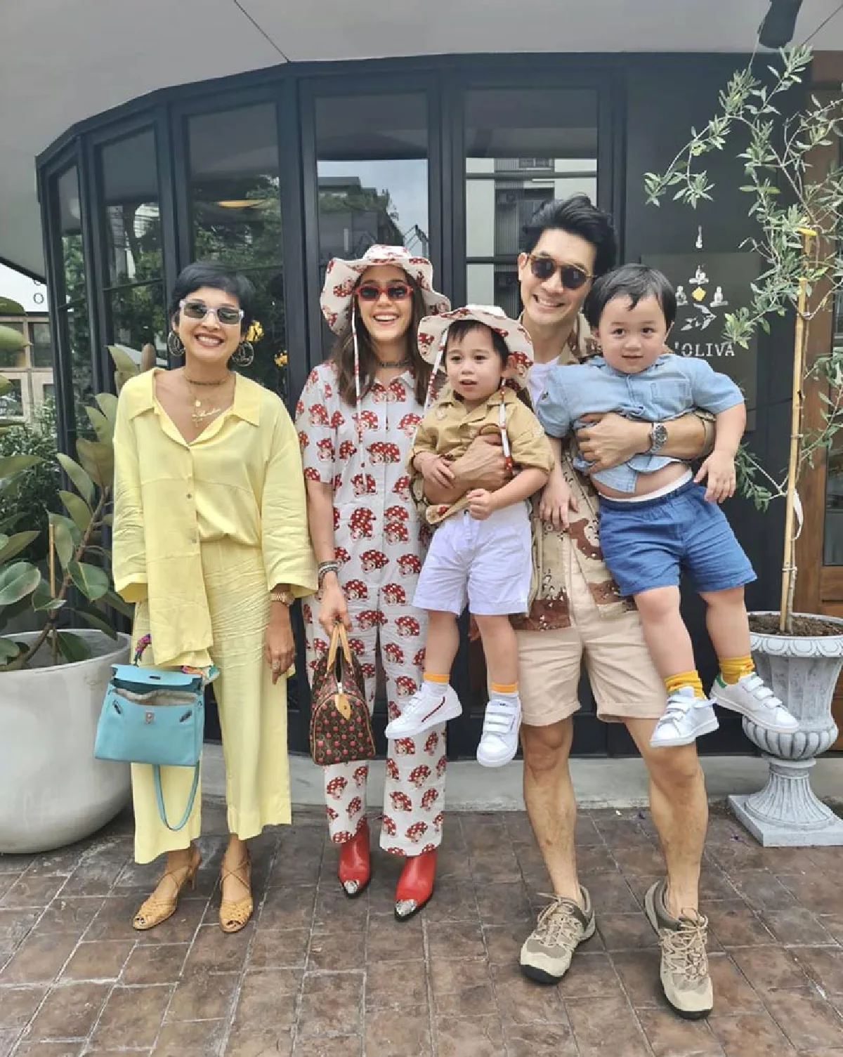  “สายฟ้า-พายุ” พากันเที่ยวบ้าน “ลุงเคน ธีรเดช” ทั้งเล่นสเกตบอร์ด-ว่ายน้ำ