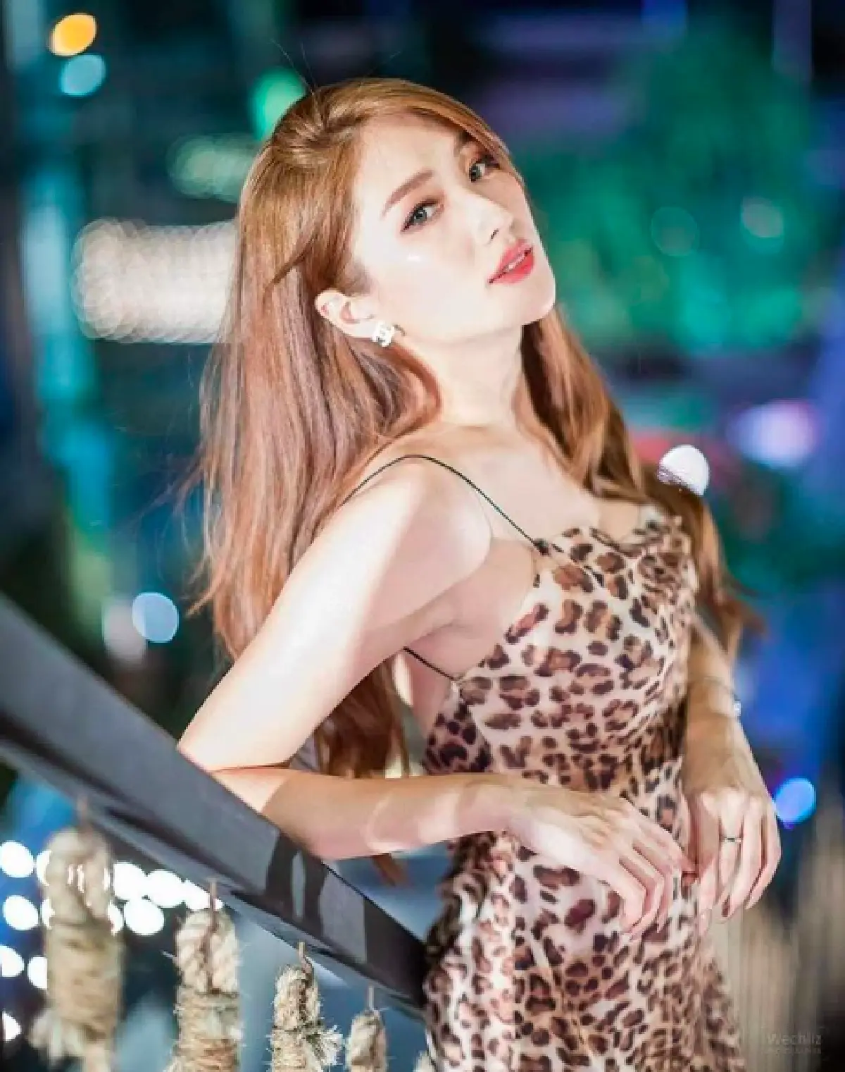 "เมย์ สิรินทร์" ระเบิดความเซ็กซี่ กับชุดนั่งวาดรูปอยู่บ้านสุดแซ่บ