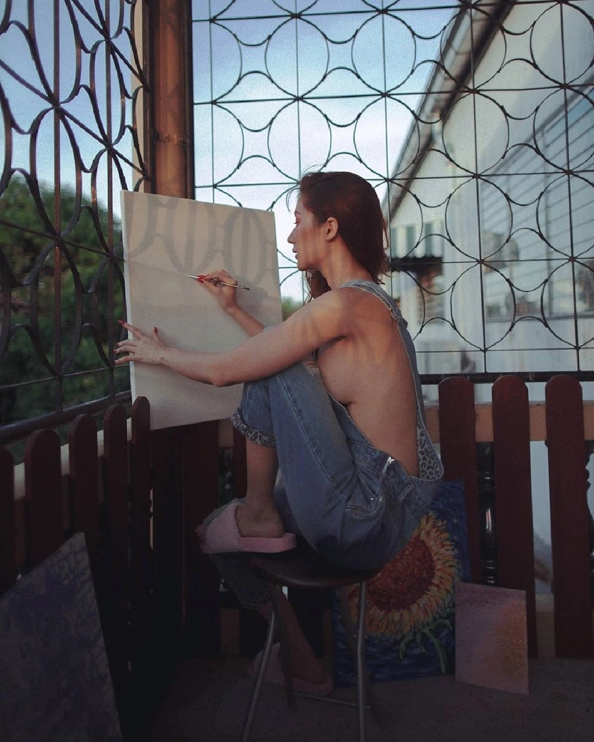 "เมย์ สิรินทร์" ระเบิดความเซ็กซี่ กับชุดนั่งวาดรูปอยู่บ้านสุดแซ่บ