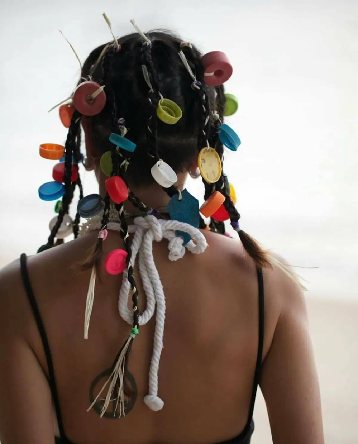 สาวอนุรักษ์! “นท” กับ New Normal ทรงผมสุดเก๋ที่ตกแต่งมาจากฝาขวดพลาสติ