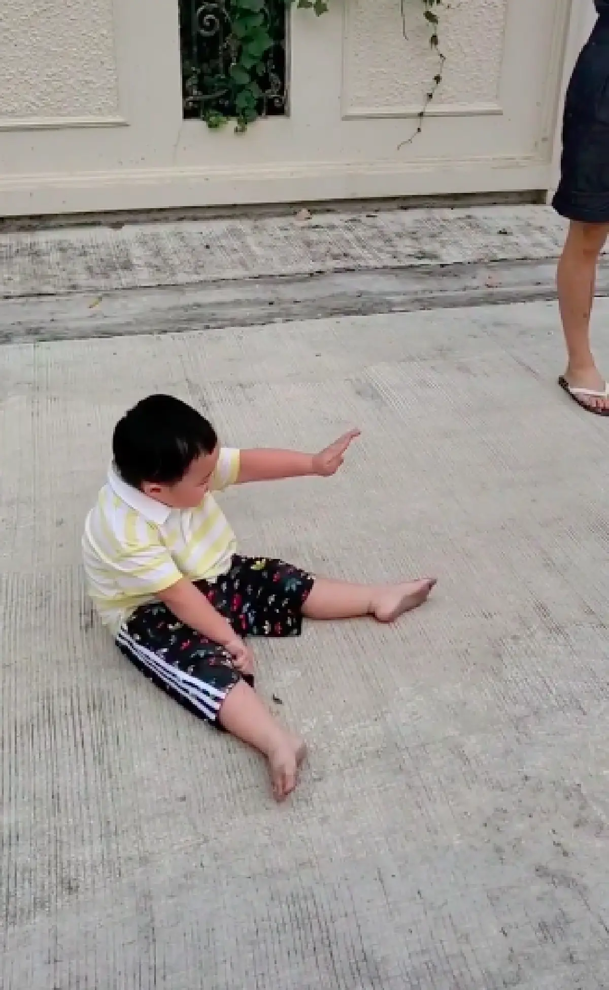  “สายฟ้า-พายุ” พากันเที่ยวบ้าน “ลุงเคน ธีรเดช” ทั้งเล่นสเกตบอร์ด-ว่ายน้ำ