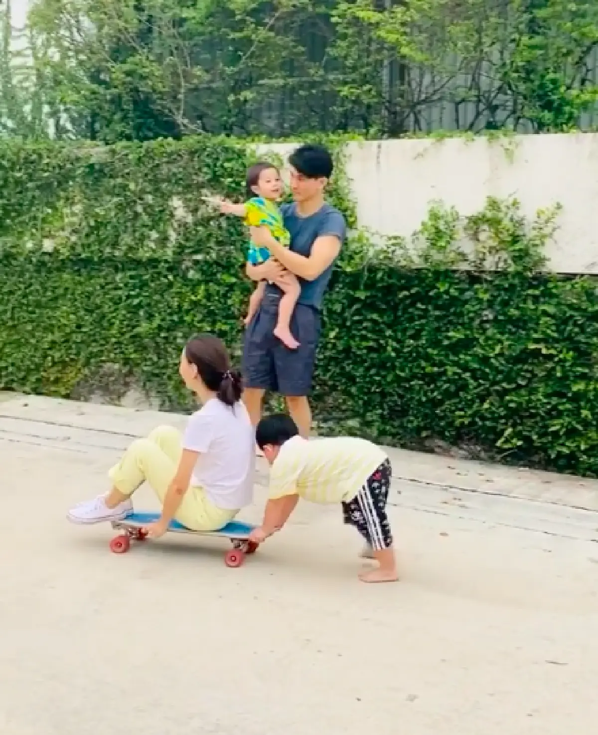  “สายฟ้า-พายุ” พากันเที่ยวบ้าน “ลุงเคน ธีรเดช” ทั้งเล่นสเกตบอร์ด-ว่ายน้ำ