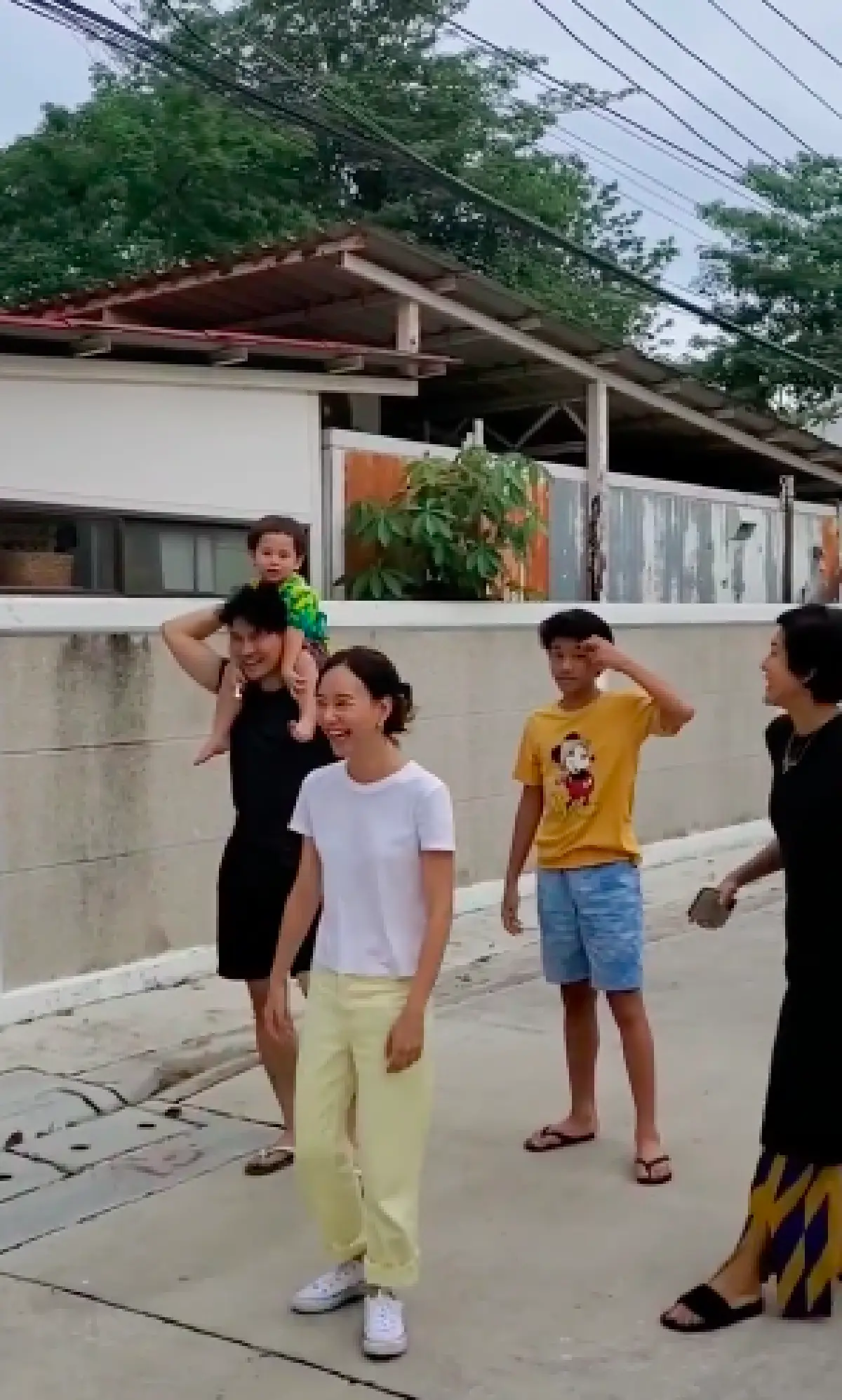  “สายฟ้า-พายุ” พากันเที่ยวบ้าน “ลุงเคน ธีรเดช” ทั้งเล่นสเกตบอร์ด-ว่ายน้ำ