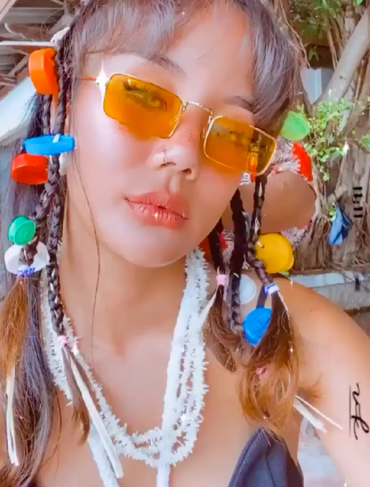 สาวอนุรักษ์! “นท” กับ New Normal ทรงผมสุดเก๋ที่ตกแต่งมาจากฝาขวดพลาสติ