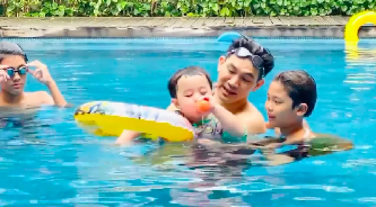  “สายฟ้า-พายุ” พากันเที่ยวบ้าน “ลุงเคน ธีรเดช” ทั้งเล่นสเกตบอร์ด-ว่ายน้ำ