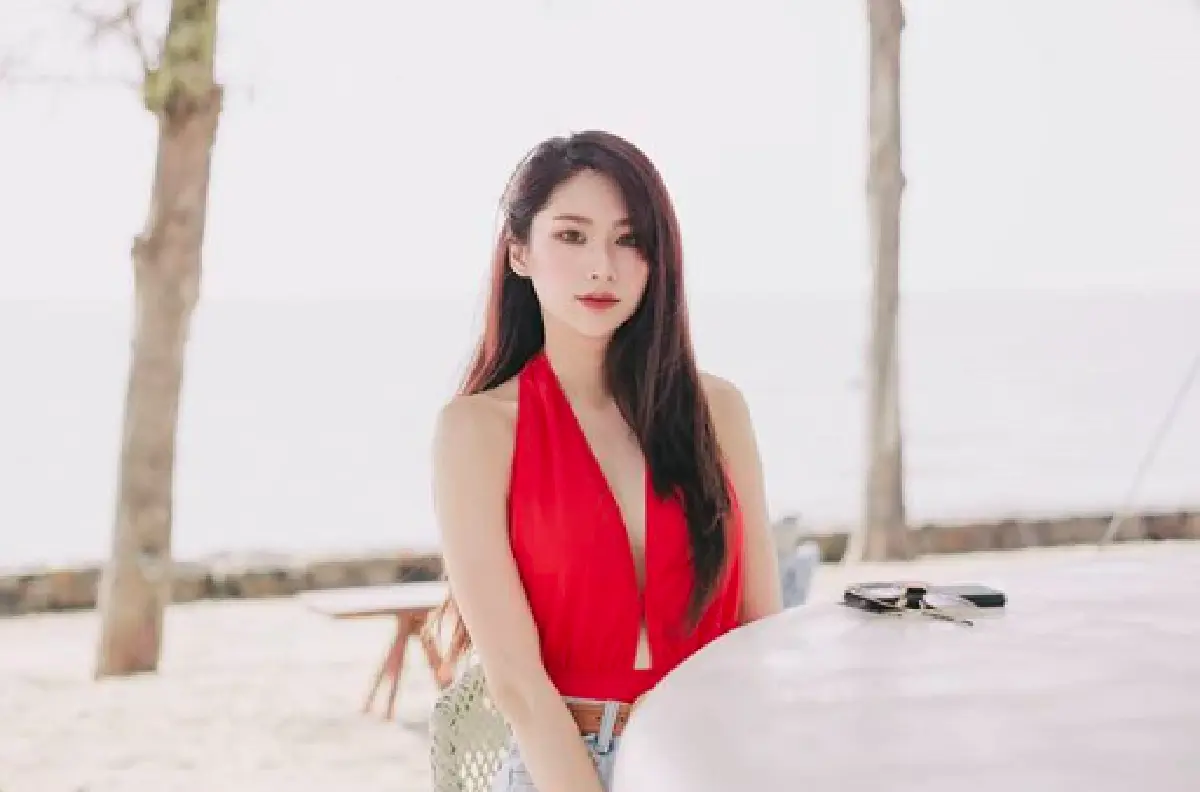 "เมย์ สิรินทร์" ระเบิดความเซ็กซี่ กับชุดนั่งวาดรูปอยู่บ้านสุดแซ่บ