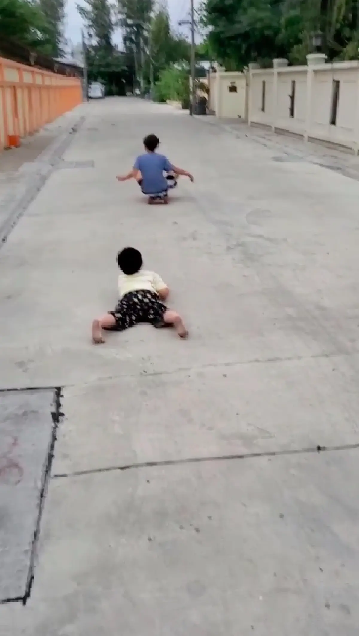  “สายฟ้า-พายุ” พากันเที่ยวบ้าน “ลุงเคน ธีรเดช” ทั้งเล่นสเกตบอร์ด-ว่ายน้ำ