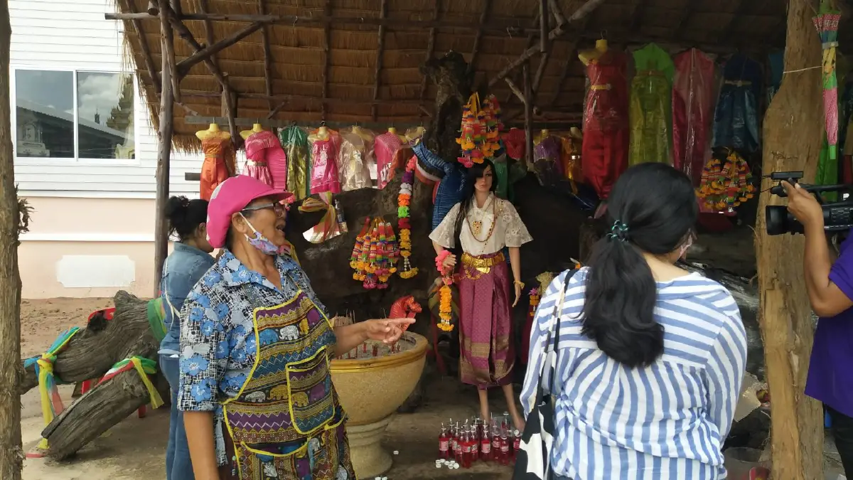 นักเล่นหวยแห่ขอเลขเด็ดจากเจ้าแม่ตะเคียนทอง 5 พี่น้อง