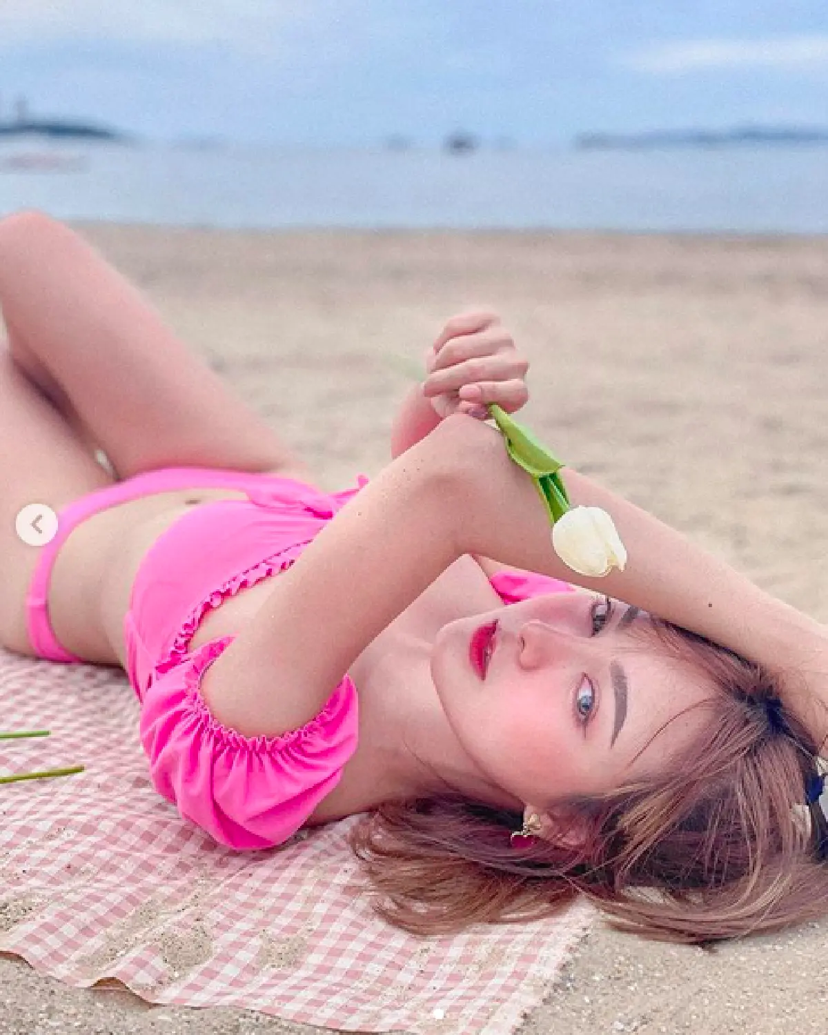 "อาร์ เดอะสตาร์" ว่าไง!? "เอื้อย" จัดเต็มชุดว่ายน้ำโชว์ความแซ่บริมทะเล เซ็กซี่รัวๆ 