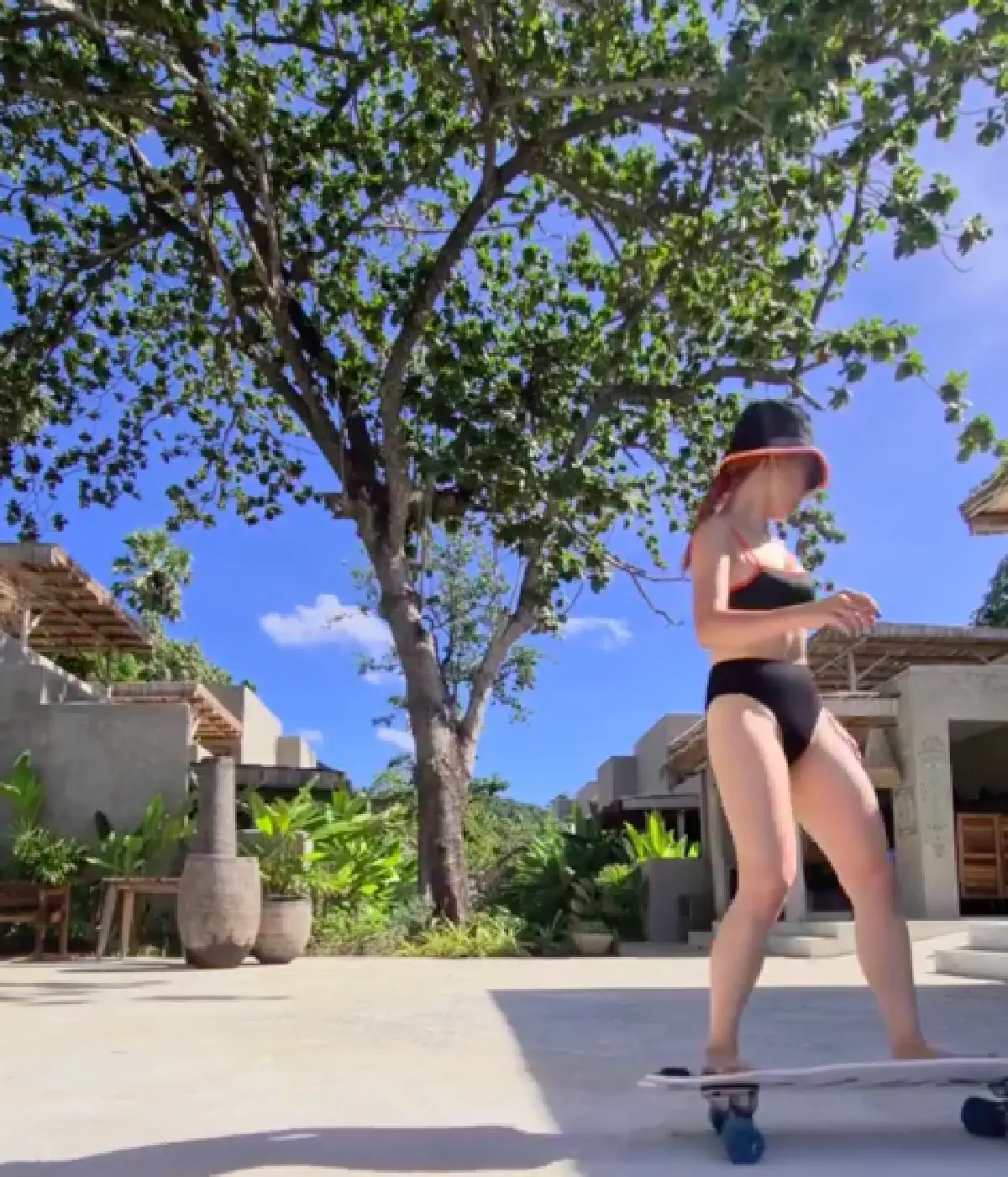 "พลอย หอวัง" นุ่งทูพีซเว้าสูงสุดแซ่บ โชว์สกิลเล่นสเก็ตอย่างพลิ้ว