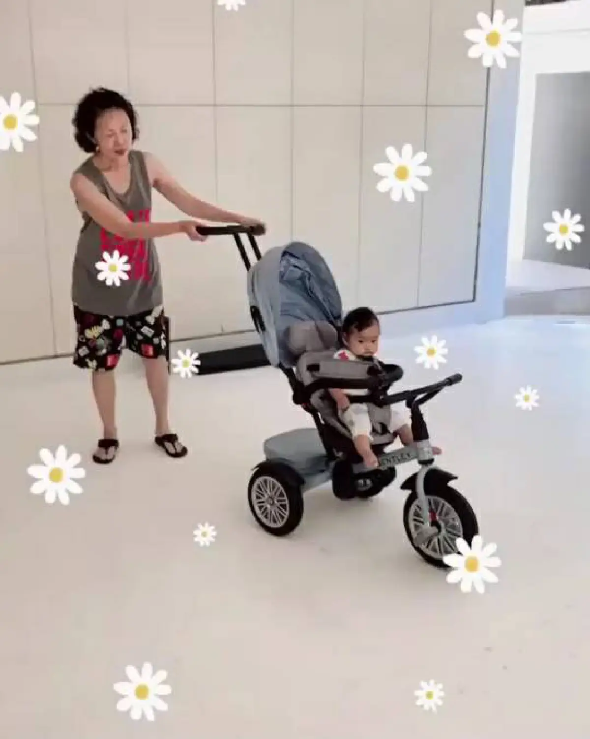 "เจนี่" เผยคลิปคุณยายเลี้ยง "น้องโนล่า" เข็นรถไปมาเพลิดเพลินถูกใจ