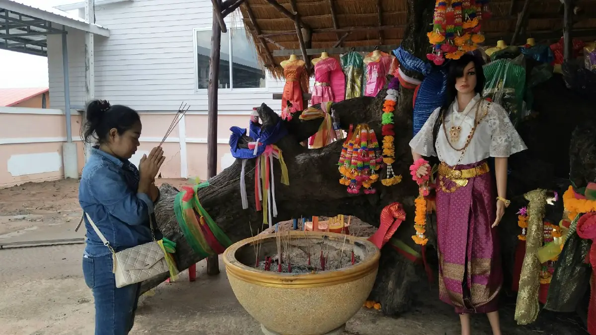 นักเล่นหวยแห่ขอเลขเด็ดจากเจ้าแม่ตะเคียนทอง 5 พี่น้อง