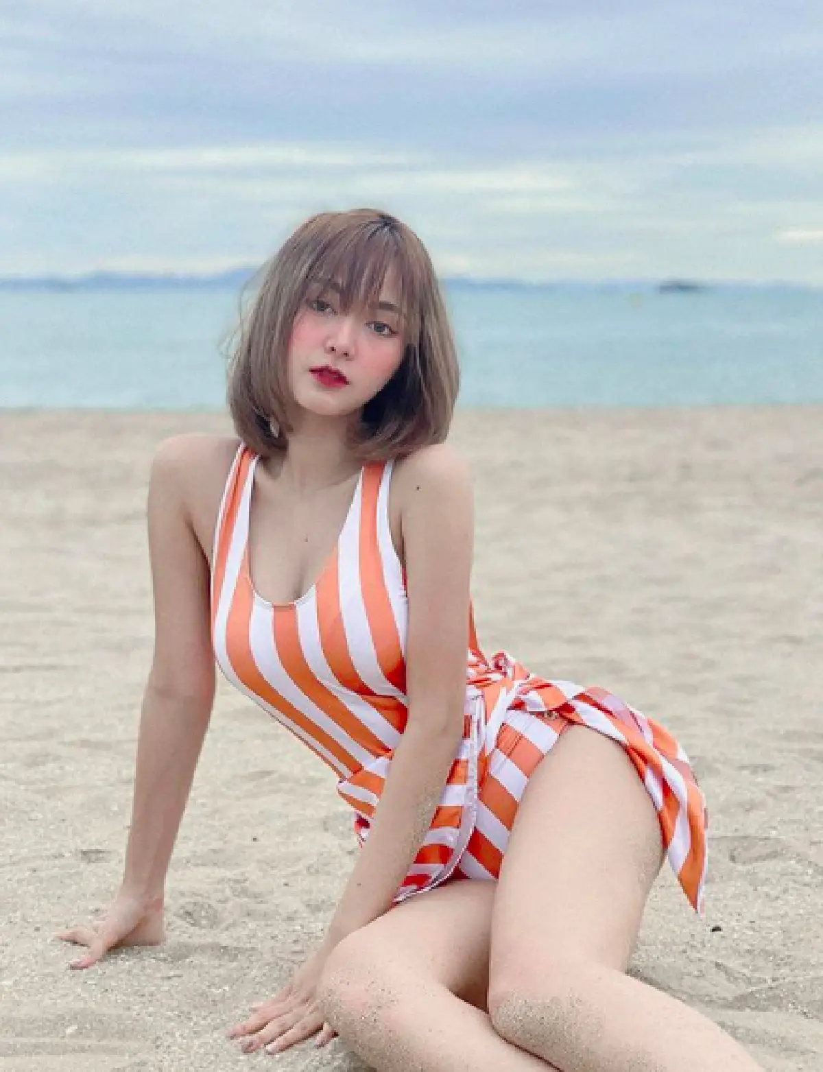 "อาร์ เดอะสตาร์" ว่าไง!? "เอื้อย" จัดเต็มชุดว่ายน้ำโชว์ความแซ่บริมทะเล เซ็กซี่รัวๆ 