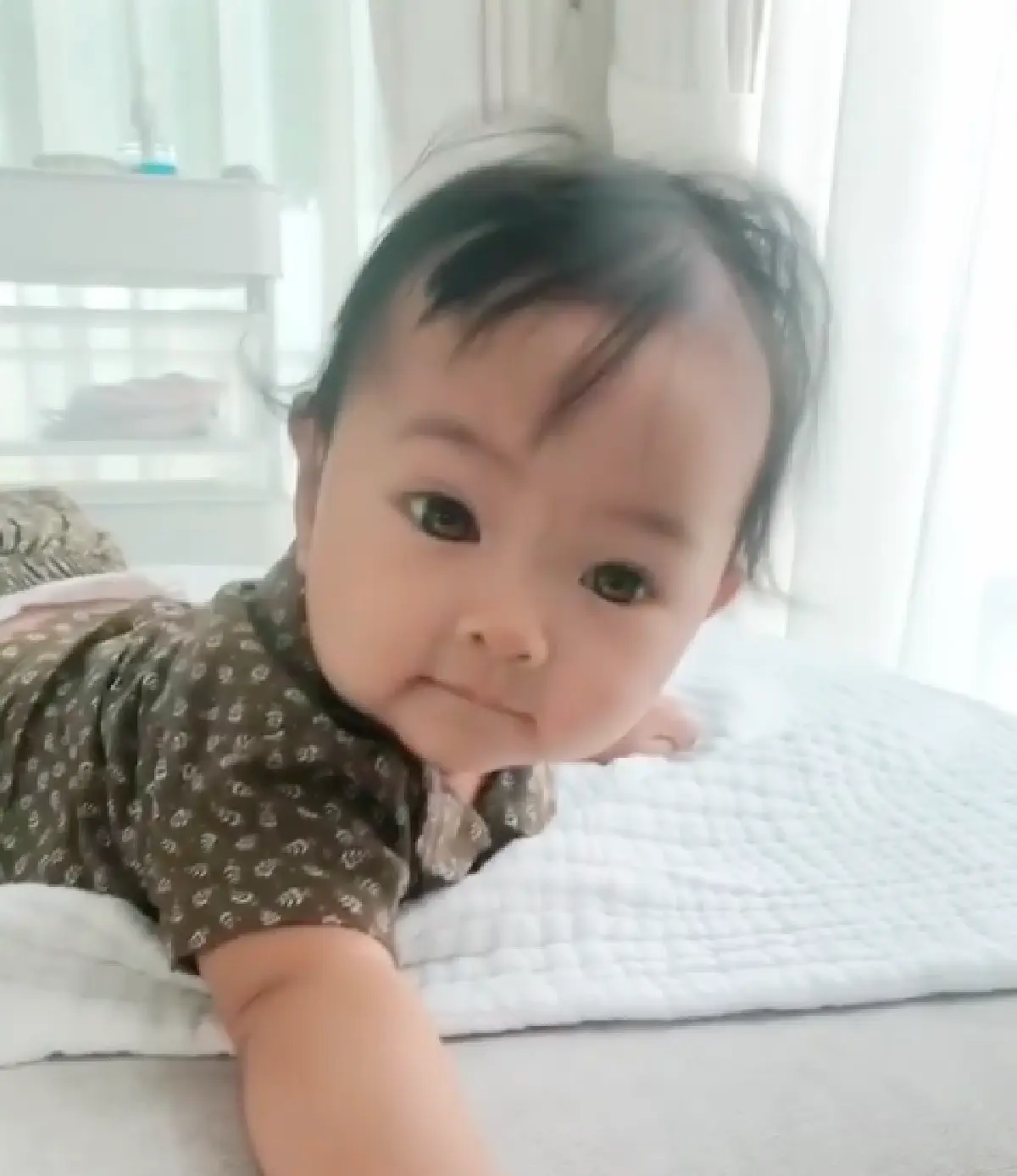 "เจนี่" เผยคลิปคุณยายเลี้ยง "น้องโนล่า" เข็นรถไปมาเพลิดเพลินถูกใจ