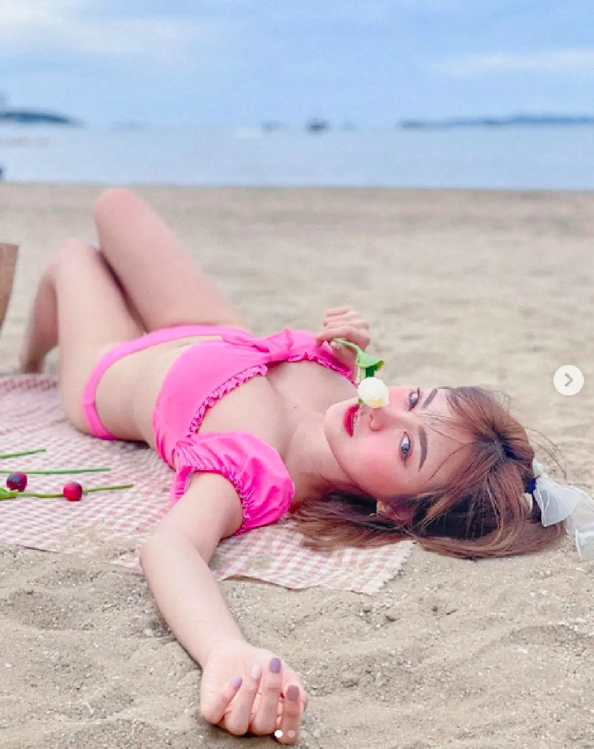 "อาร์ เดอะสตาร์" ว่าไง!? "เอื้อย" จัดเต็มชุดว่ายน้ำโชว์ความแซ่บริมทะเล เซ็กซี่รัวๆ 