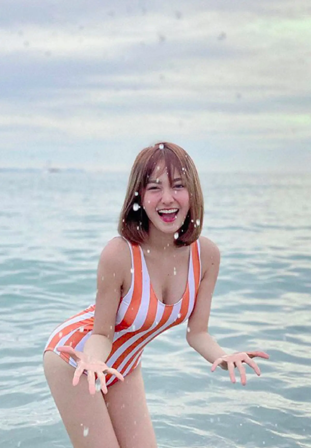 "อาร์ เดอะสตาร์" ว่าไง!? "เอื้อย" จัดเต็มชุดว่ายน้ำโชว์ความแซ่บริมทะเล เซ็กซี่รัวๆ 