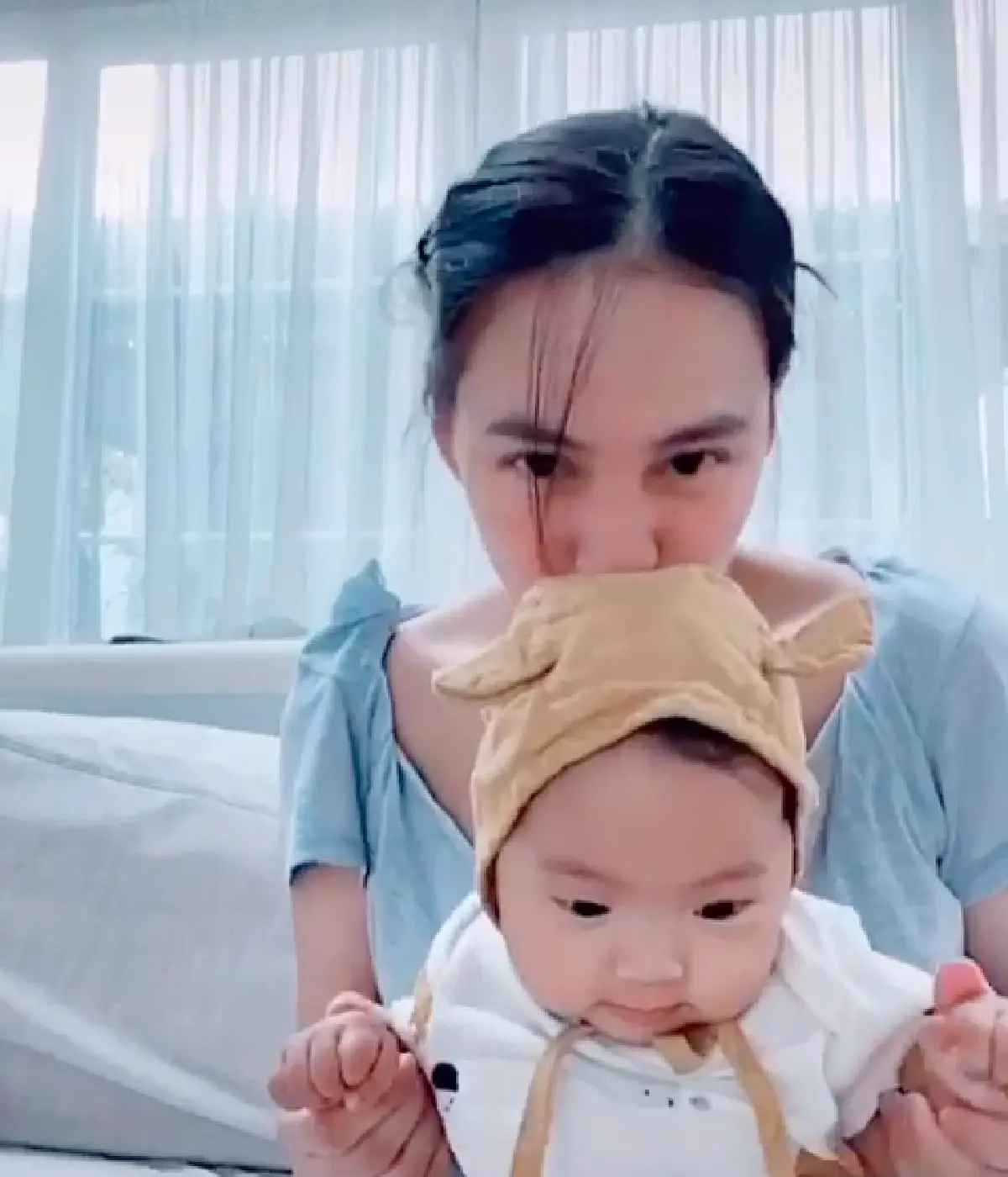 "เจนี่" เผยคลิปคุณยายเลี้ยง "น้องโนล่า" เข็นรถไปมาเพลิดเพลินถูกใจ