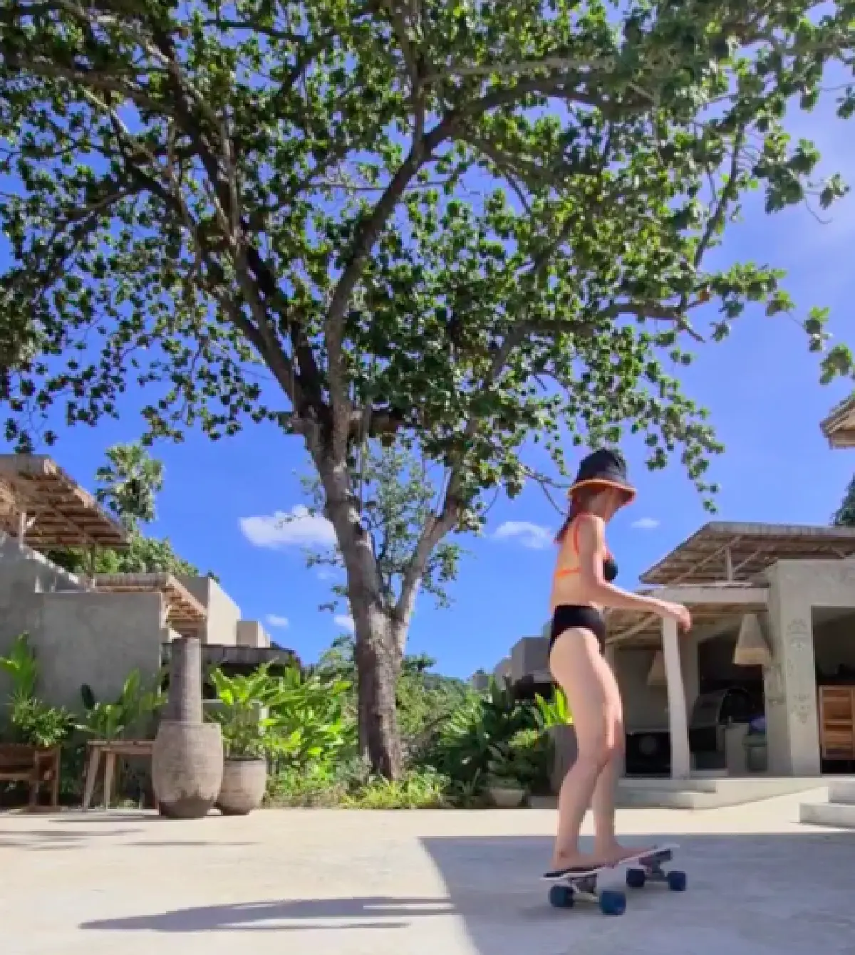 "พลอย หอวัง" นุ่งทูพีซเว้าสูงสุดแซ่บ โชว์สกิลเล่นสเก็ตอย่างพลิ้ว