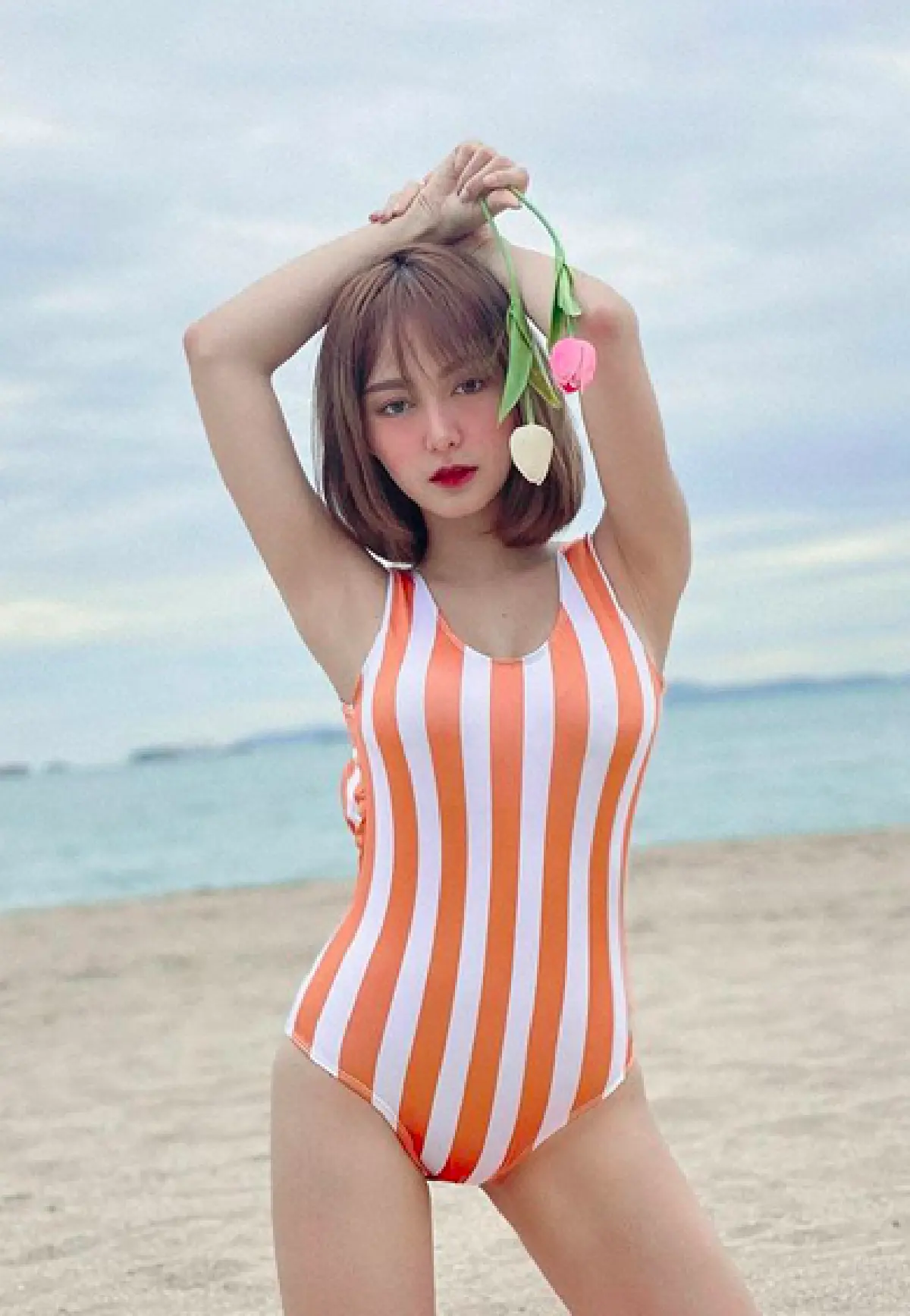 "อาร์ เดอะสตาร์" ว่าไง!? "เอื้อย" จัดเต็มชุดว่ายน้ำโชว์ความแซ่บริมทะเล เซ็กซี่รัวๆ 