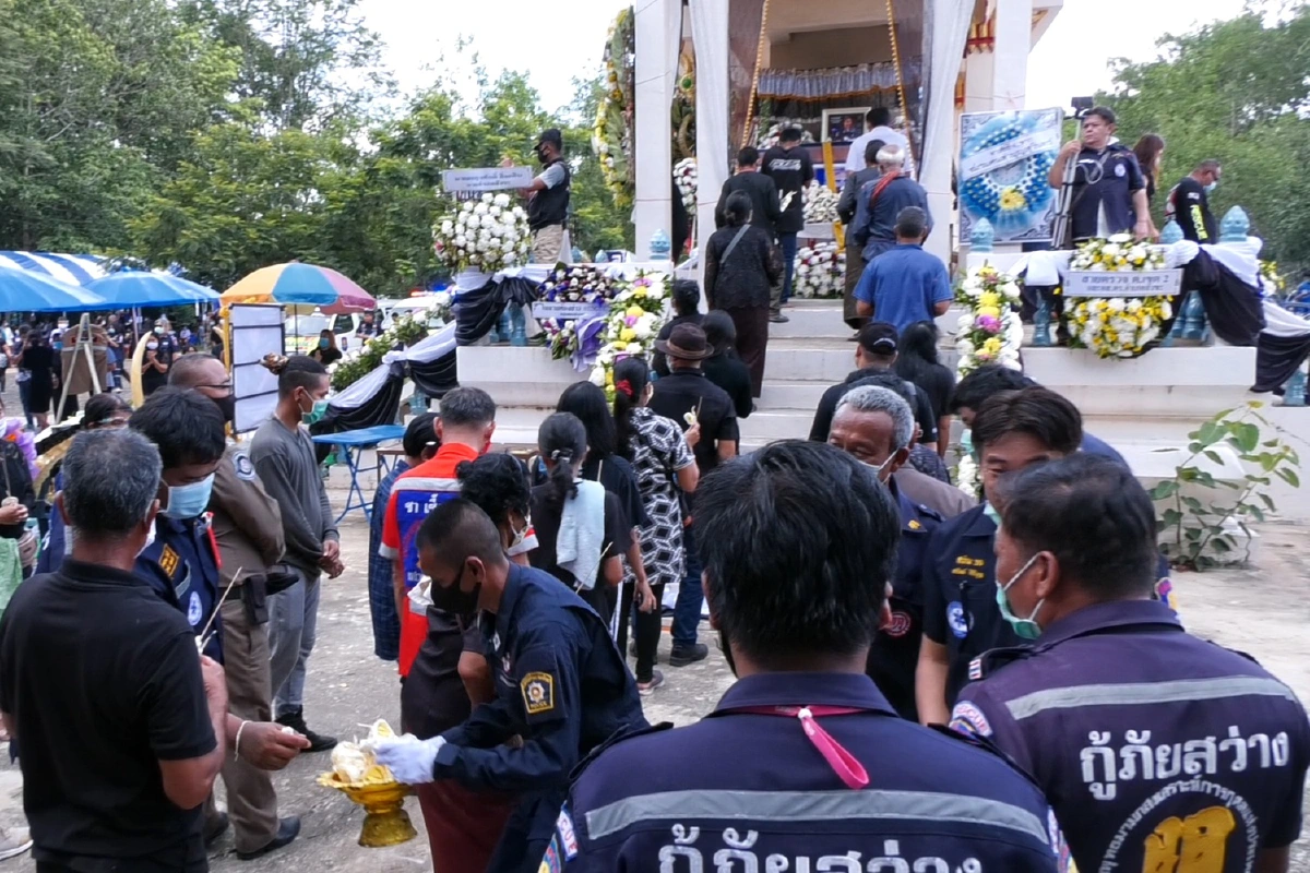 สมเกียรติ!เผาแล้วสาวกู้ภัยท้อง 4 เดือนถูกกระบะพุ่งชน