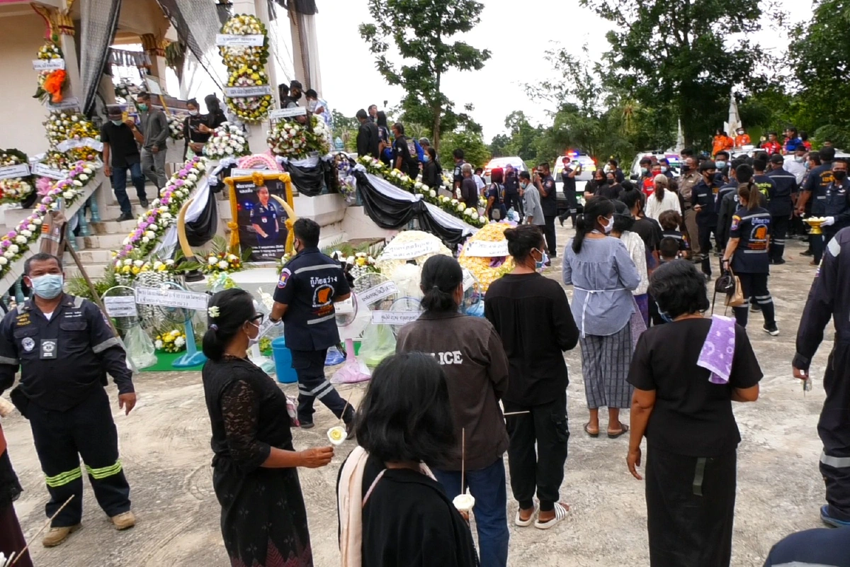 สมเกียรติ!เผาแล้วสาวกู้ภัยท้อง 4 เดือนถูกกระบะพุ่งชน