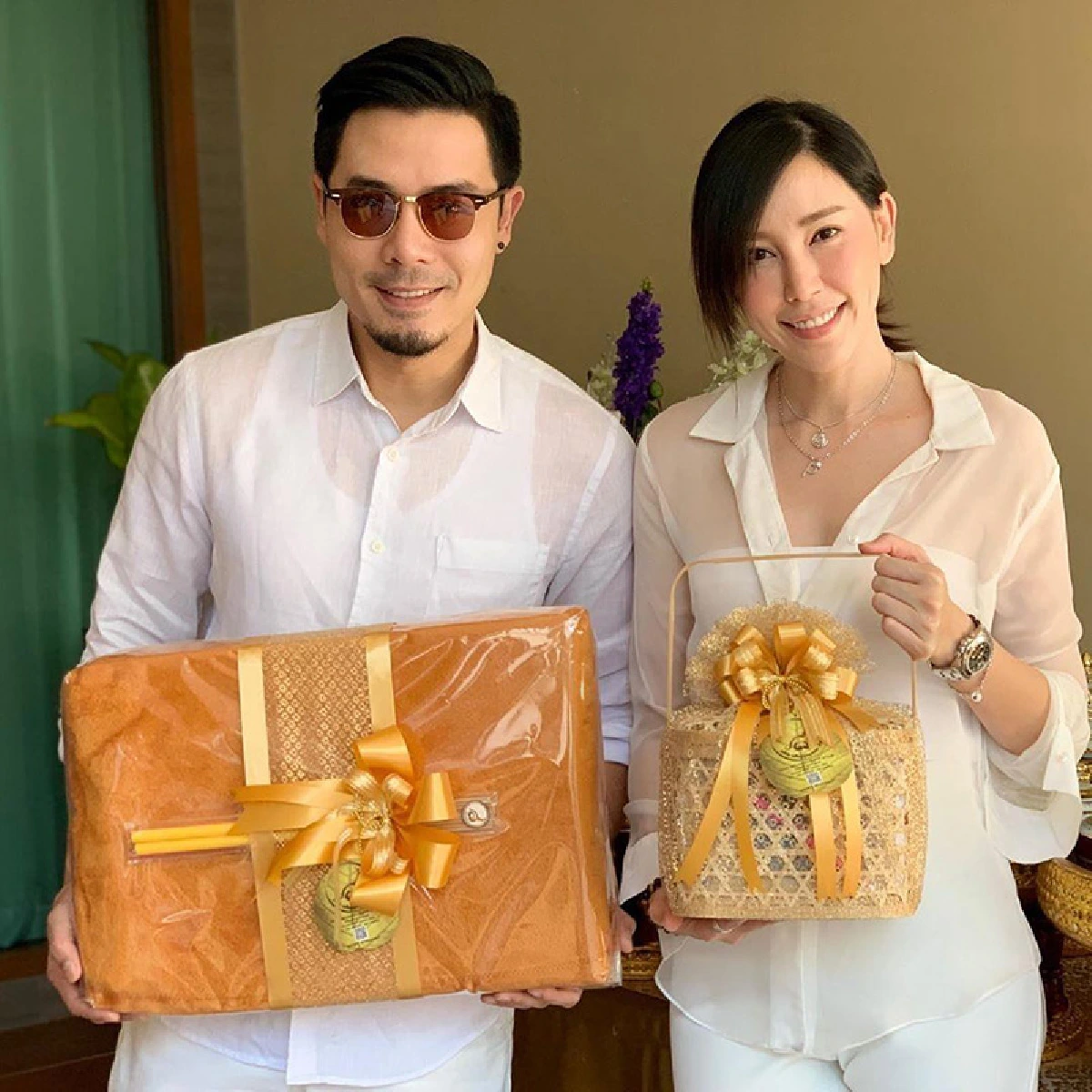 คู่นี้น่ารัก! เชน-แพร ควงคู่ทำบุญบ้าน อวดโมเมนต์หวานนึกว่างานแต่ง