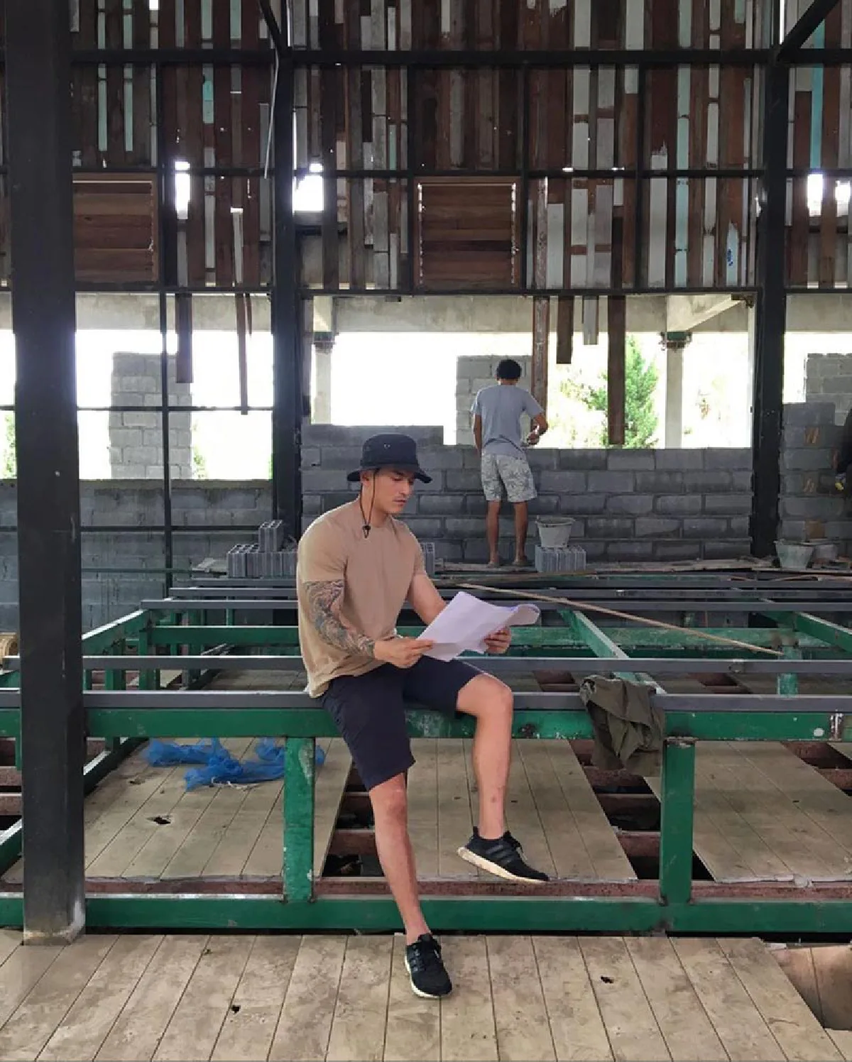 สงกรานต์ ทำเอาคนหลุดโฟกัส! กับรูปถอดเสื้ออวดหุ่นฟิตอวดกล้ามท้องแน่นๆ 