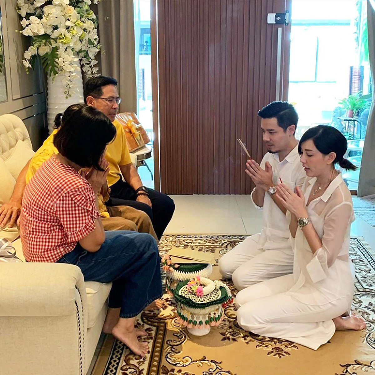 คู่นี้น่ารัก! เชน-แพร ควงคู่ทำบุญบ้าน อวดโมเมนต์หวานนึกว่างานแต่ง