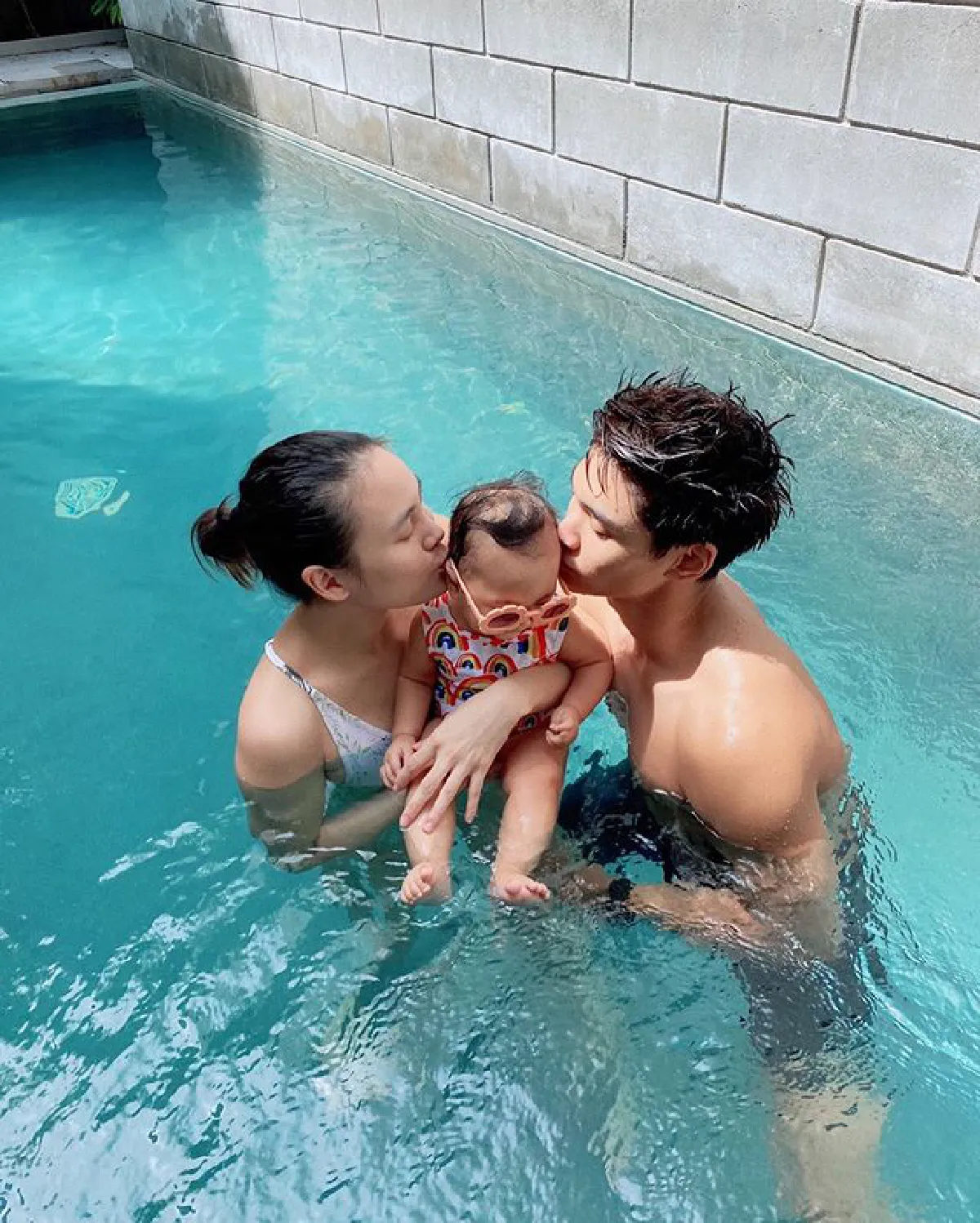 เจนี่-มิกกี้ จุ๊บหัวลูกสาว น้องโนล่า อบอุ่นน่ารักกลางสระน้ำ