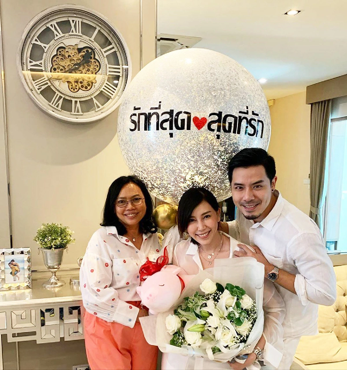 คู่นี้น่ารัก! เชน-แพร ควงคู่ทำบุญบ้าน อวดโมเมนต์หวานนึกว่างานแต่ง