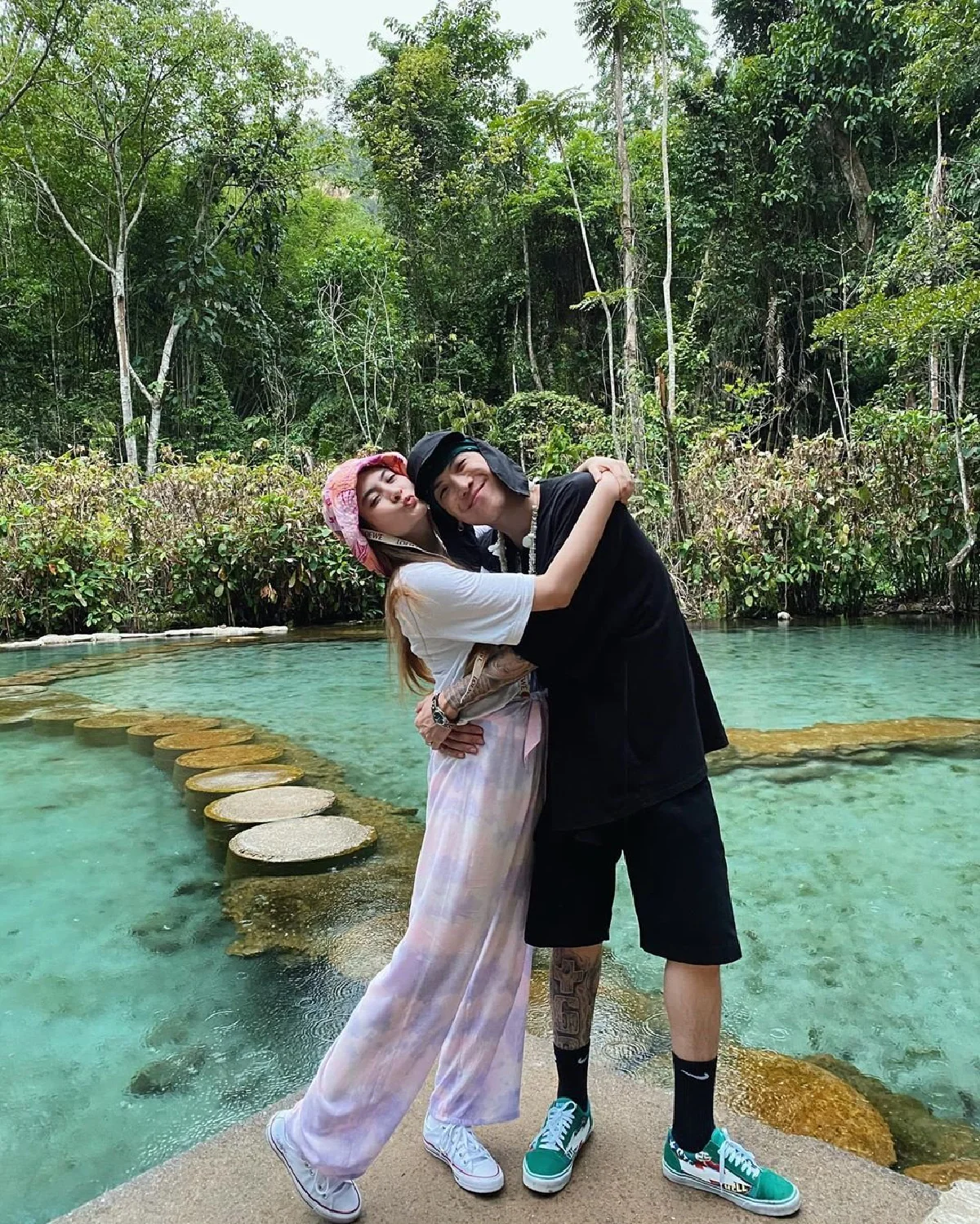 มาร์กี้-ป๊อก ปล่อยภาพหวานริมสระ ทำเอาคนแห่แซวเพิ่งแต่งงานกันใช่ไหม?