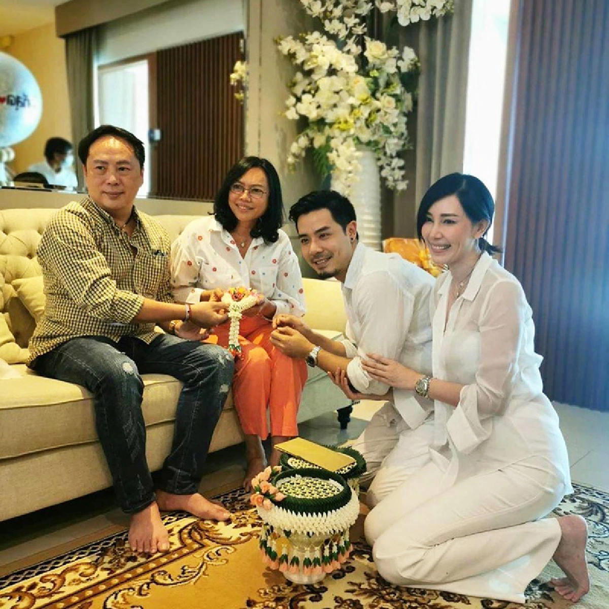 คู่นี้น่ารัก! เชน-แพร ควงคู่ทำบุญบ้าน อวดโมเมนต์หวานนึกว่างานแต่ง